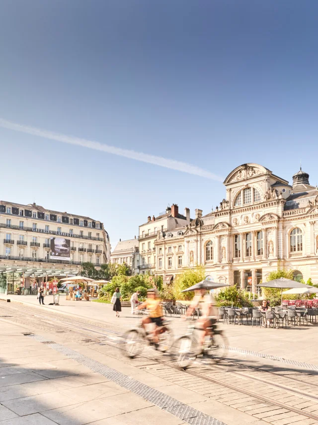 Deux cyclistes place du Ralliement à Angers