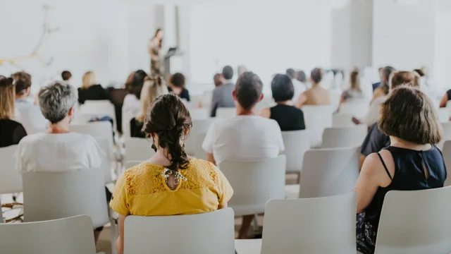 Assemblée lors d'une réunion, vue de dos