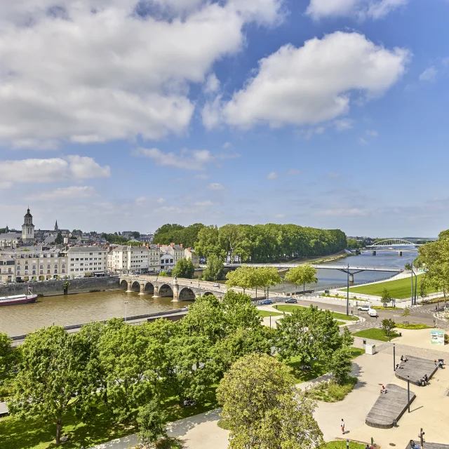 Vue en hauteur sur la Maine et la promenade Jean Turc