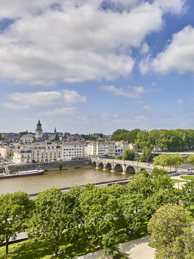 Vue en hauteur sur la Maine et la promenade Jean Turc