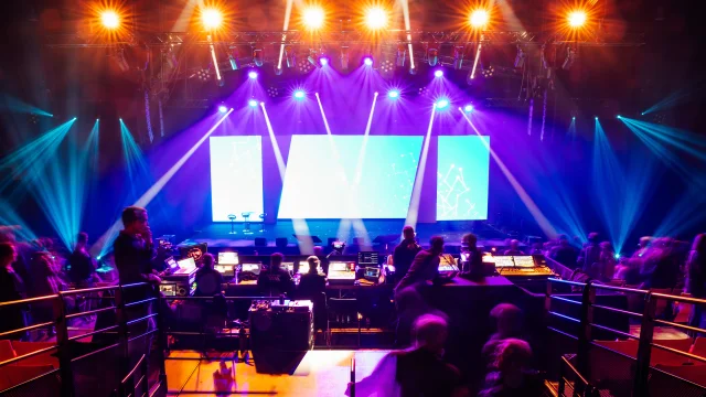 Montage et mise en lumière d'un événement dans la salle de spectacle Amphitéa