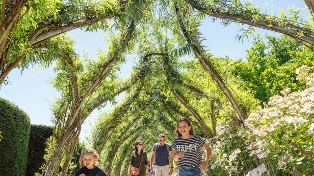 Une famille sur un chemin à Terra Botanica