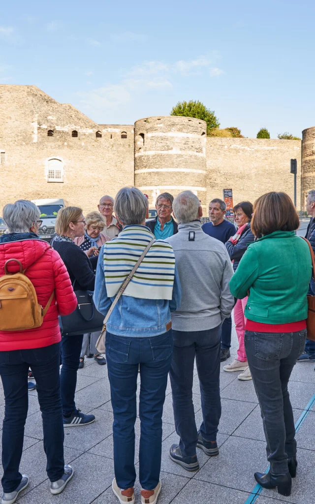 Groupe en visite guidée devant l'office de tourisme d'Angers