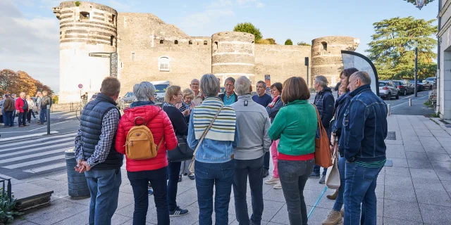 Groupe en visite guidée devant l'office de tourisme d'Angers