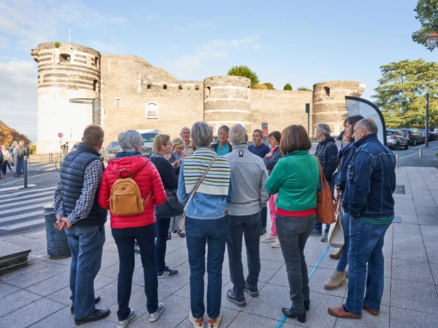 Groupe en visite guidée devant l'office de tourisme d'Angers