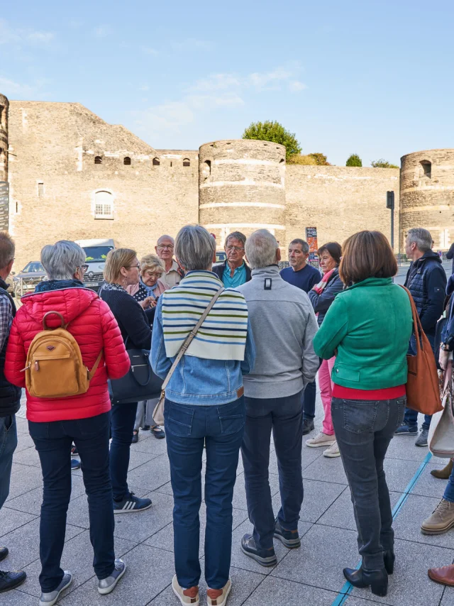 Groupe en visite guidée devant l'office de tourisme d'Angers