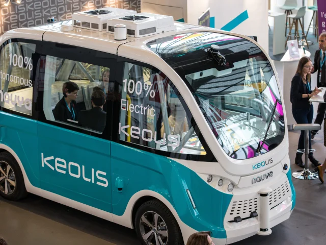 Plan large d'une mini voiture électrique de Kéolis