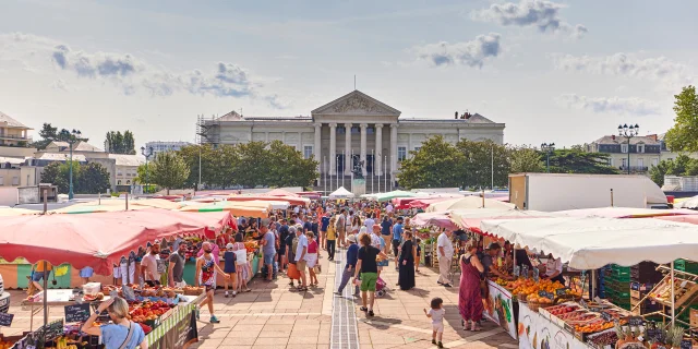 Marché de la place Leclerc à Angers vue en hauteur