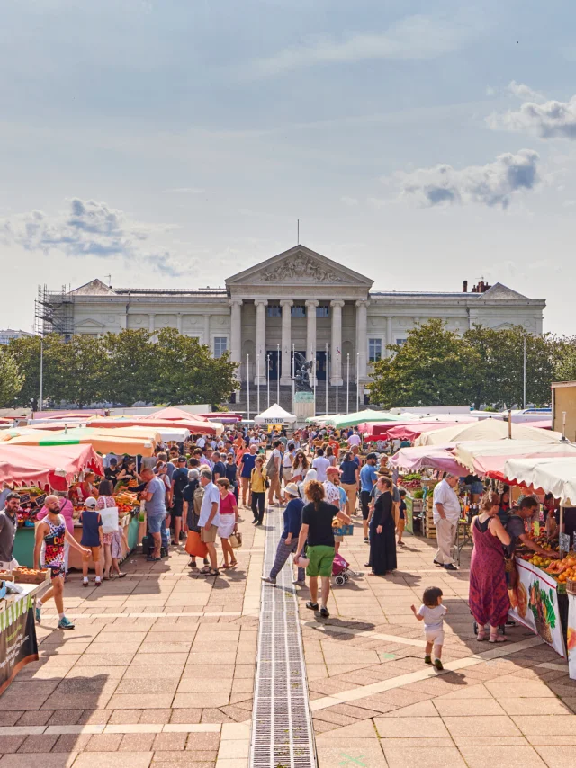 Marché de la place Leclerc à Angers vue en hauteur