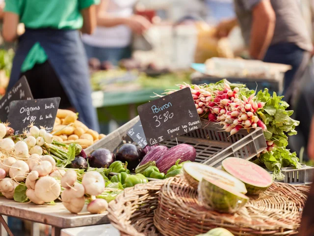 Étal de fruits et légumes sur un marché