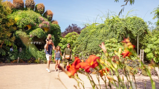 Une famille dans le parc de Terra Botanica