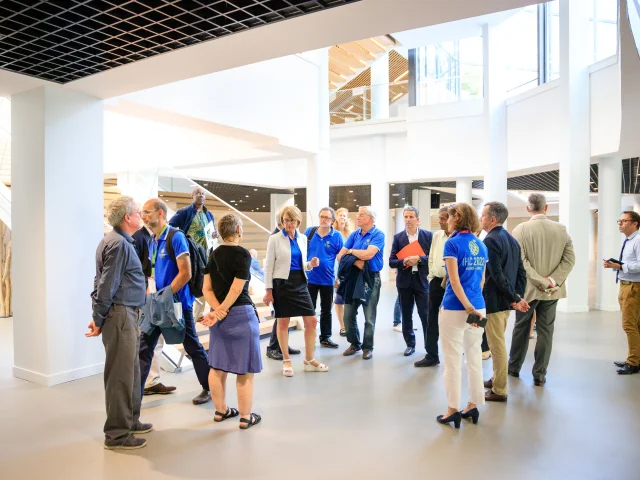 une vingtaine de personnes regroupées à l'intérieur du Centre de congrès