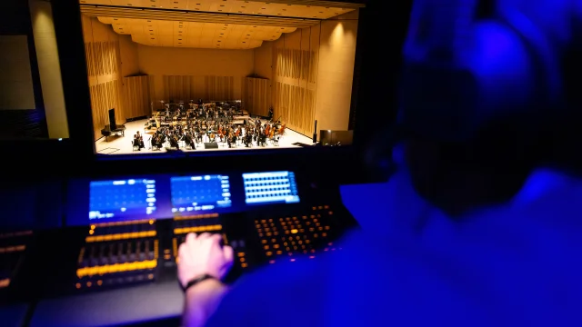 Vue sur la régie pendant un concert de musique classique