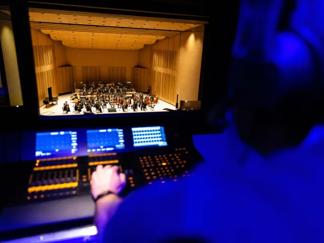 Vue sur la régie pendant un concert de musique classique