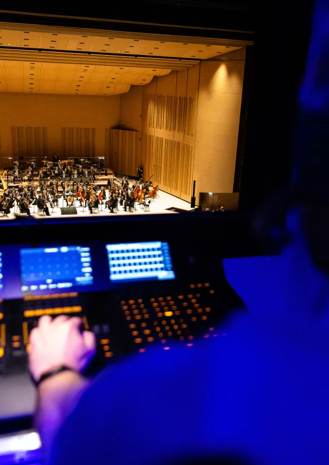 Vue sur la régie pendant un concert de musique classique