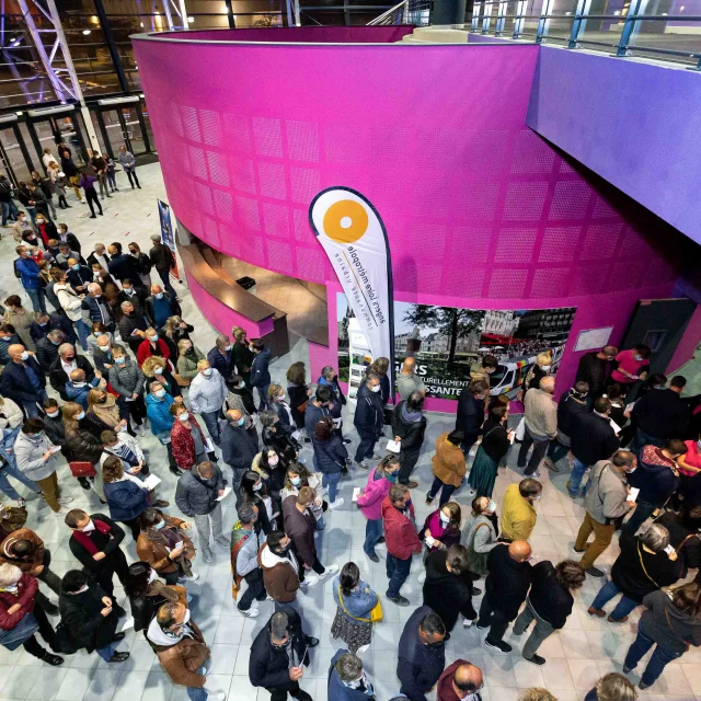 Personnes vues en plongée qui attendent dans la rotonde avant d'entrer dans la salle