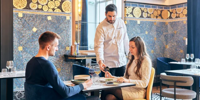 Deux personnes qui mangent un repas au restaurant Odorico