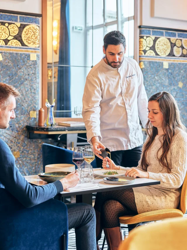 Deux personnes qui mangent un repas au restaurant Odorico