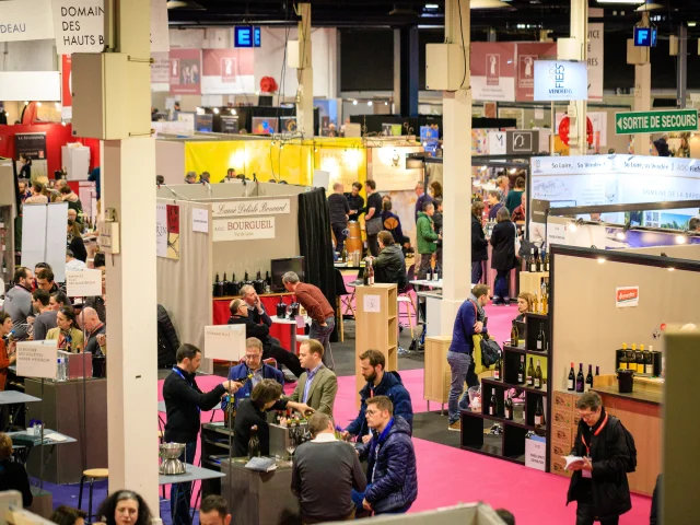 Plan large sur les allées fréquentées du Salon des vins de Loire