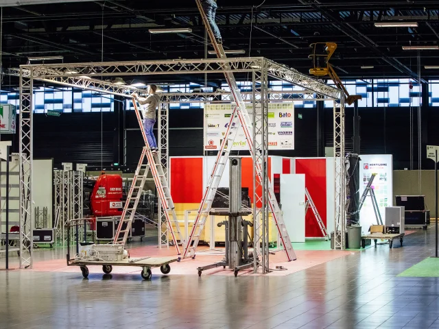 échelles sur des stands en cours de montage