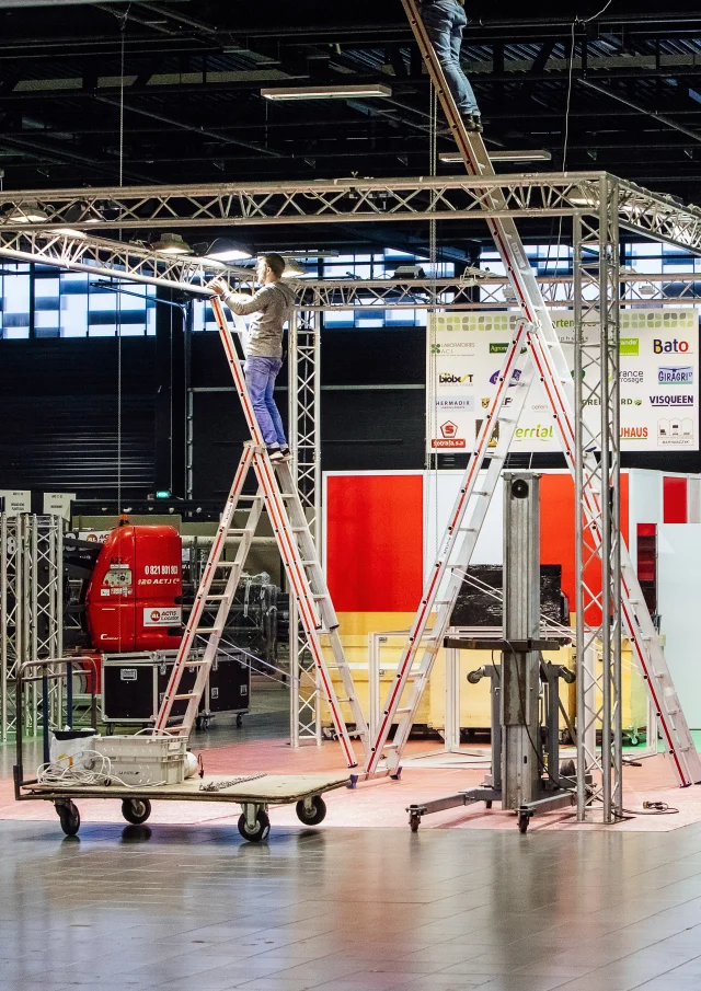 échelles sur des stands en cours de montage