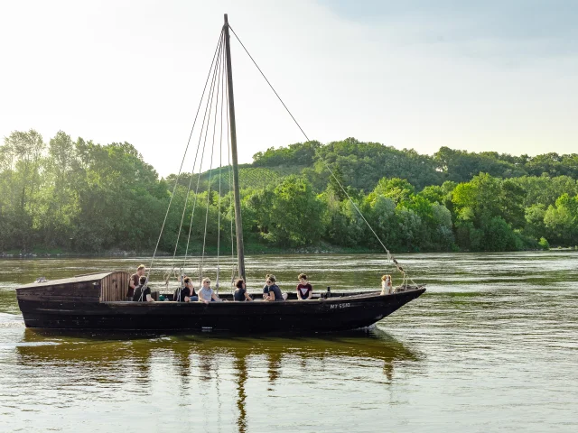 Vue d'ensemble d'une toue avec quelques personnes à bord sur la Loire