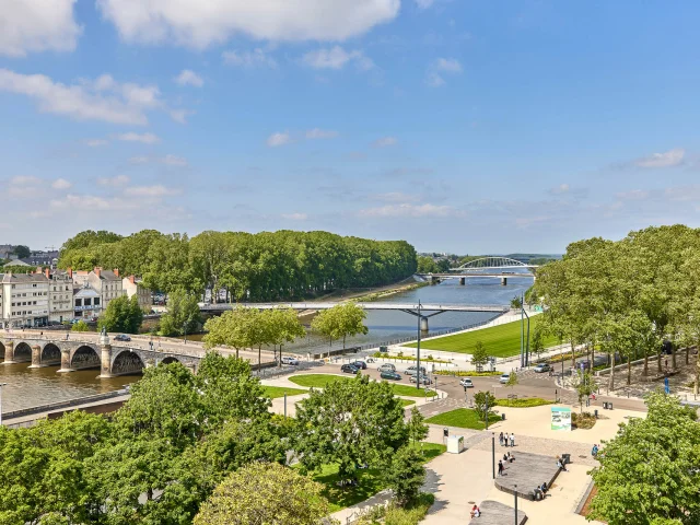 Vue sur La Maine et la Doutre depuis les Salons Donadieu