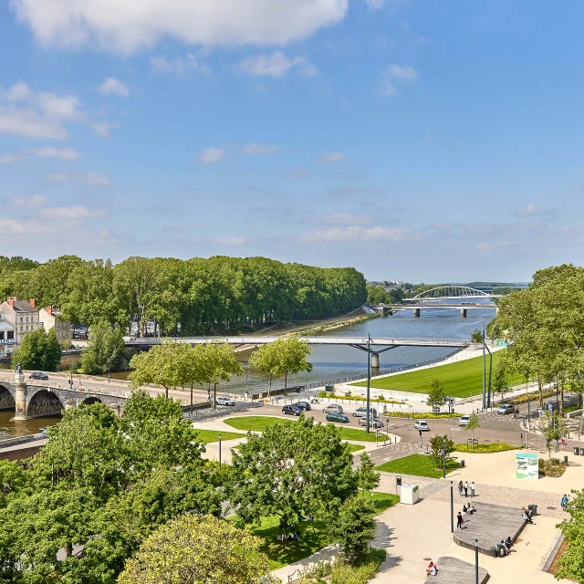 Vue sur La Maine et la Doutre depuis les Salons Donadieu