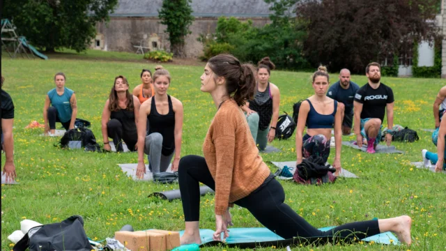 Laurie Yoga groupe dans l'herbe