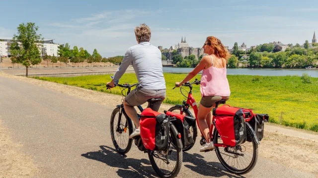 Un couple à vélo, promenade Yolande D'Aragon