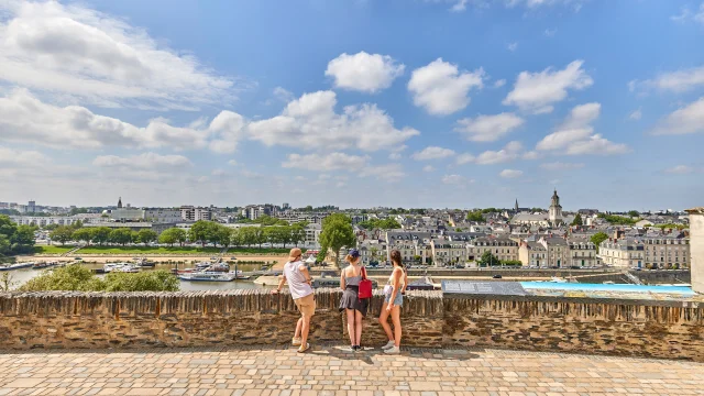 Trois personnes qui regardent la vue depuis la promenade du bout du monde