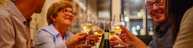 Amis en train de trinquer dans un bar à vin d'Angers