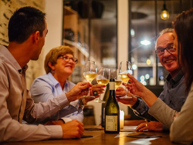 Amis en train de trinquer dans un bar à vin d'Angers