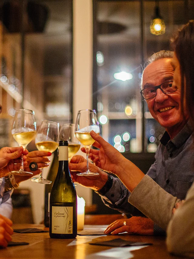 Amis en train de trinquer dans un bar à vin d'Angers