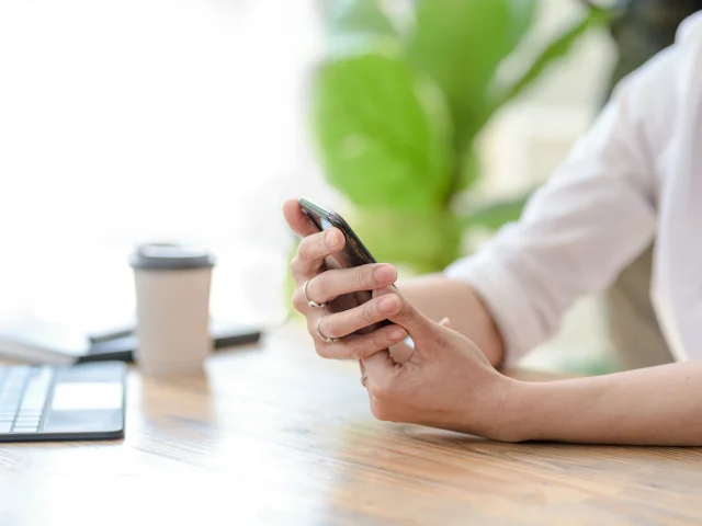 Femme consultant son téléphone portable