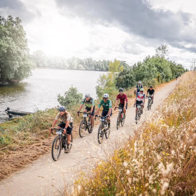 Cyclistes au bord de la Loire en gravel