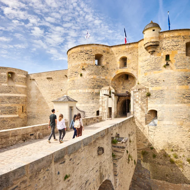 Jeunes gens entrant dans le Château d'Angers par le pont levis