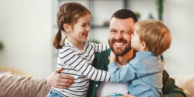 Père recevant un cadeau de ses deux enfants