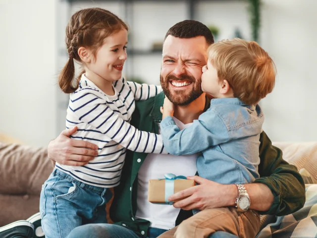 Père recevant un cadeau de ses deux enfants