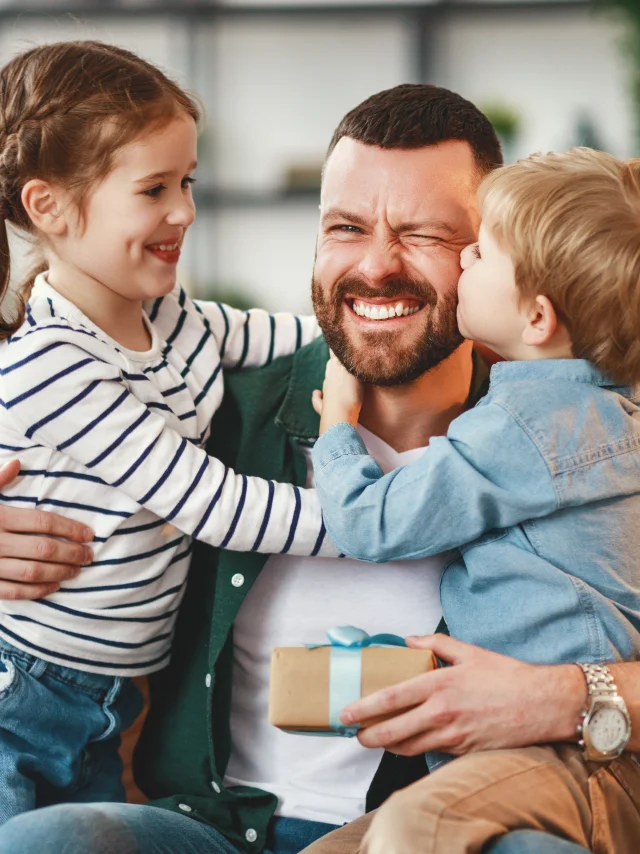 Père recevant un cadeau de ses deux enfants