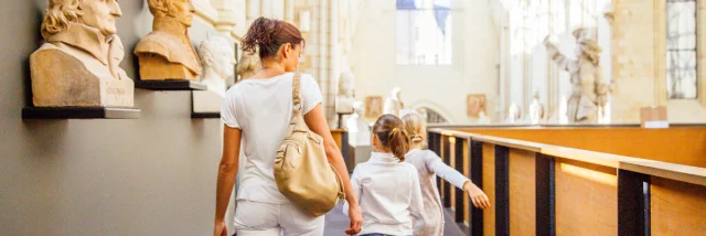 une femme et deux enfants dans la galerie David d'Angers