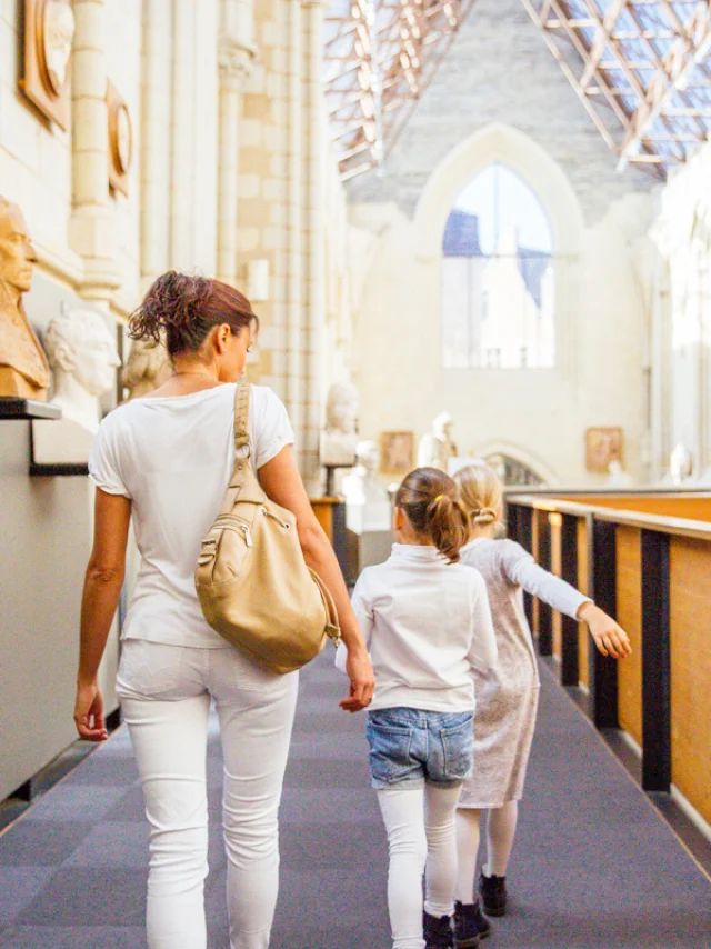 une femme et deux enfants dans la galerie David d'Angers