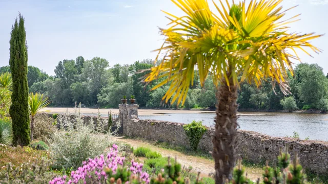 Plan large à l'intérieur du jardin méditerranéen avec la Loire en arrière-plan