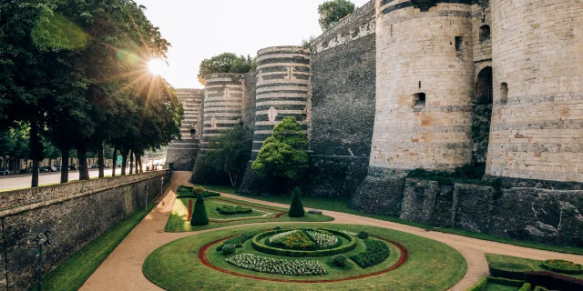 Vue sur les tours et les jardins des douves du Château d'Angers