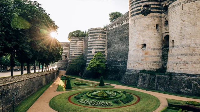 Vue sur les tours et les jardins des douves du Château d'Angers