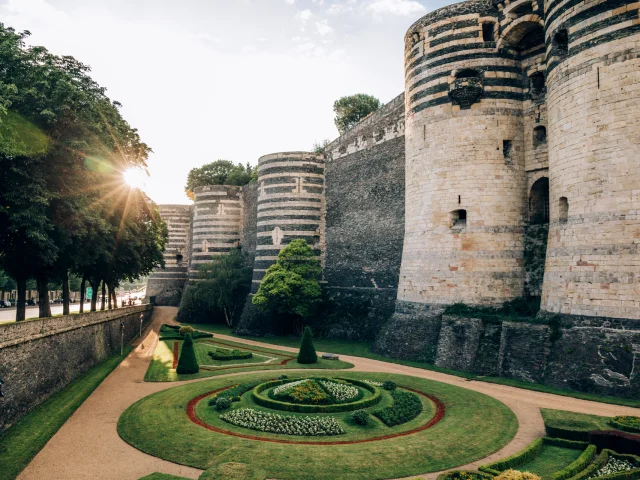 Vue sur les tours et les jardins des douves du Château d'Angers