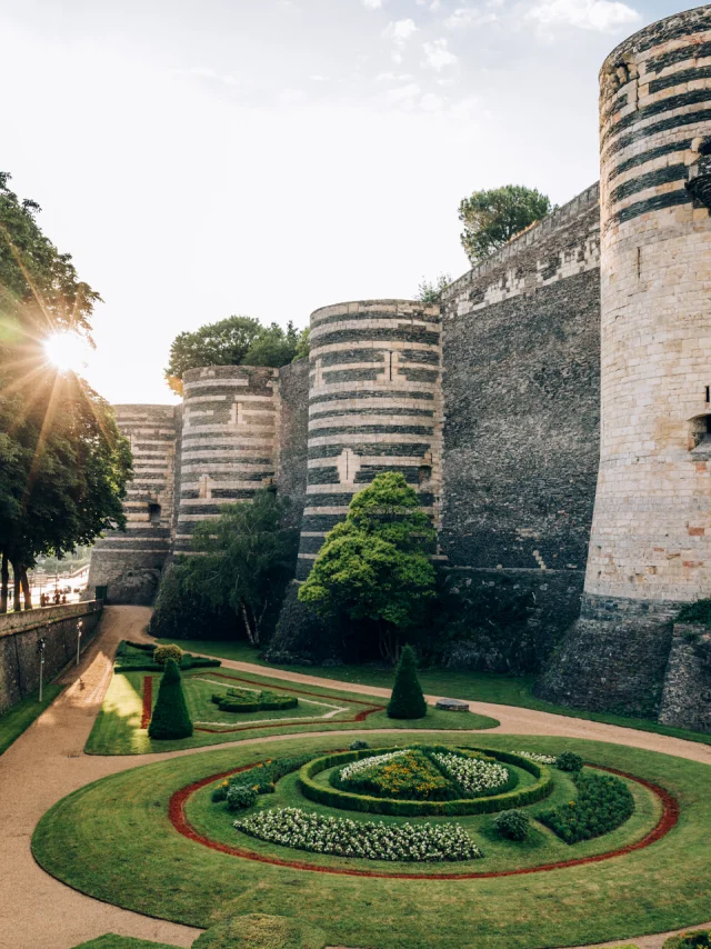 Vue sur les tours et les jardins des douves du Château d'Angers