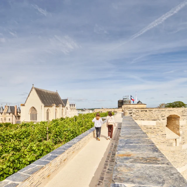 2 jeunes femmes marchant sur les remparts du Château d'Angers