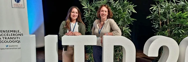 Photo participantes devant totem UTD