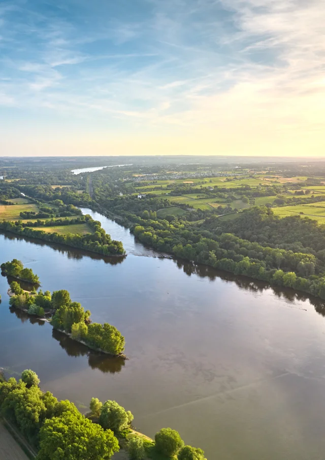 Vue aérienne sur la Loire et l'île de Béhuard